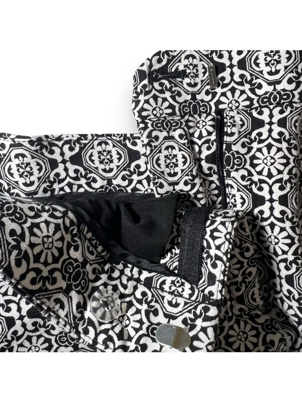 Chico’s Women’s Tile-Print Straight-Leg Pants Black/White Size 0.5R (6) - Picture 3 of 8
